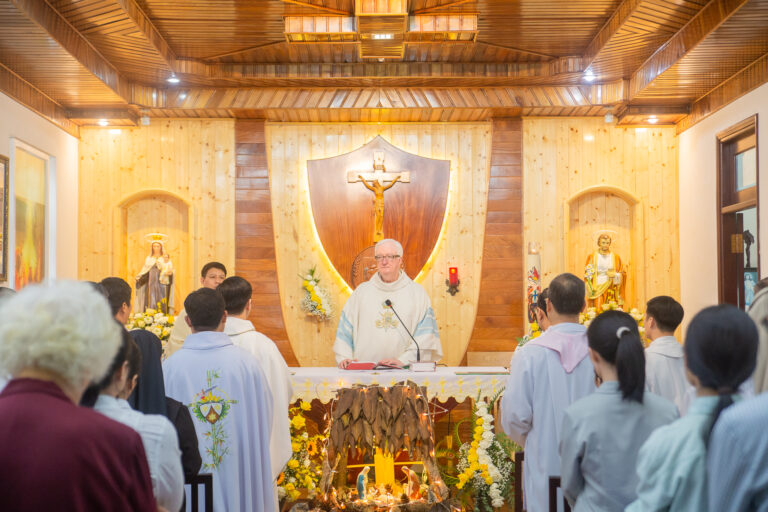 CHA TỔNG QUYỀN MÍCEÁL O’NEILL THĂM ANH EM CÁT MINH VIỆT NAM