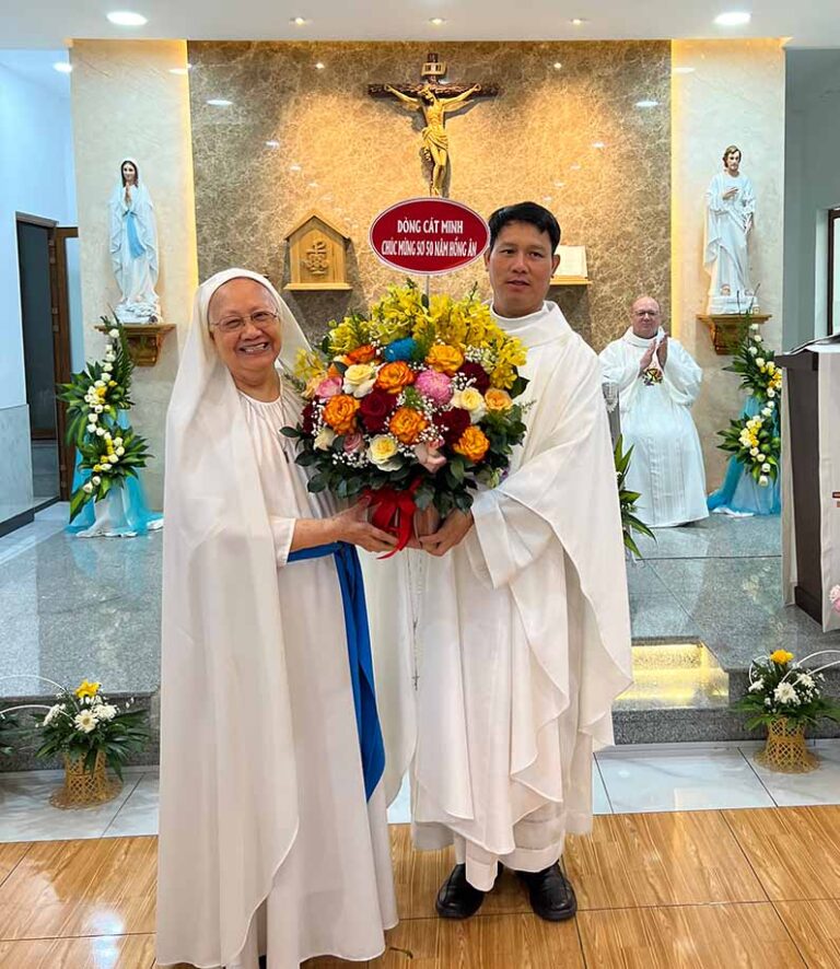 Mừng Kim Khánh khấn dòng 50 năm của sơ Marie Lys Thúy Lan