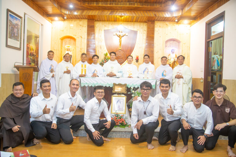 TU VIỆN THÁNH THERESE HÂN HOAN MỪNG LỄ BỔN MẠNG