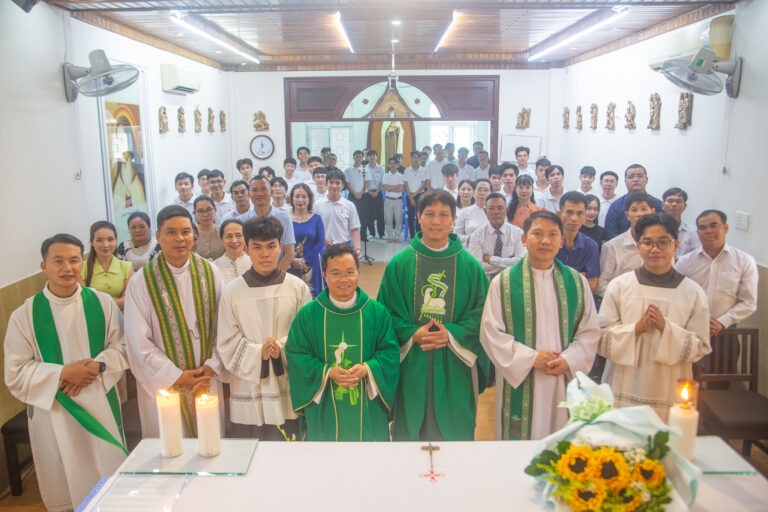 THÁNH LỄ KHAI GIẢNG VÀ MỪNG KÍNH THÁNH TÊRÊSA AVILA BỔN MẠNG LƯU XÁ 1 & 2 DÒNG CÁT MINH