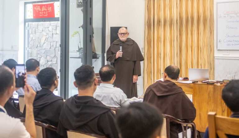 cha Wayne Stanhope, O.Carm., đến từ Tỉnh dòng Úc Châu